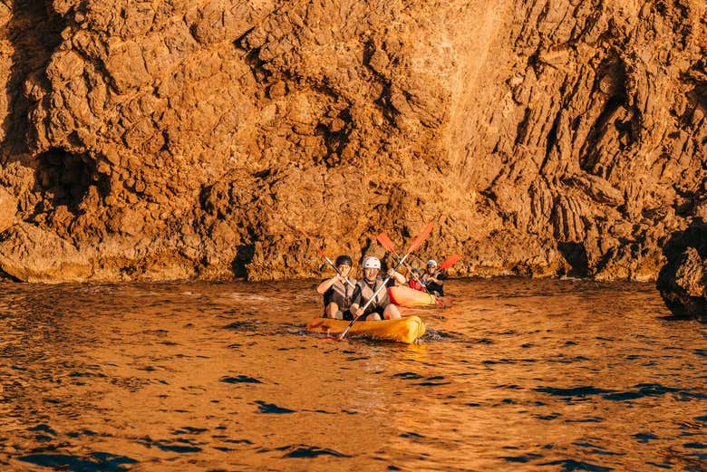 Exploraréis cuevas marinas únicas de Alcudia