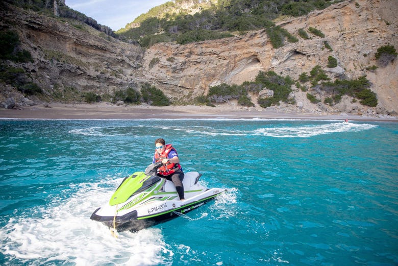 Navegando pela costa de Mallorca de jet ski