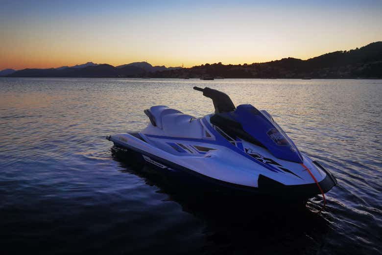 Moto de agua al atardecer