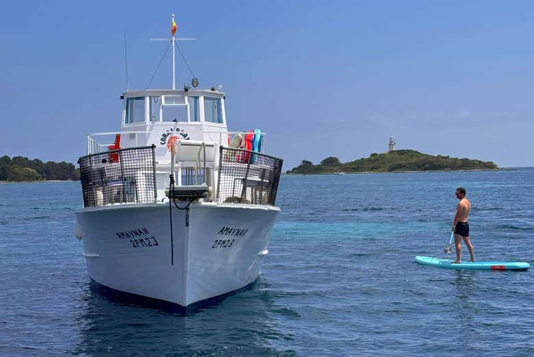Praticando paddle surf junto ao barco