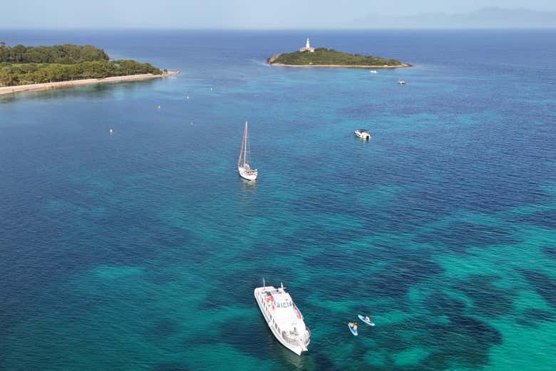 Surcando las aguas de la bahía de Alcudia
