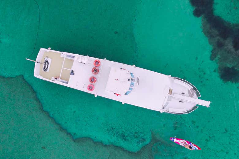 Navegaremos a bordo de um moderno barco