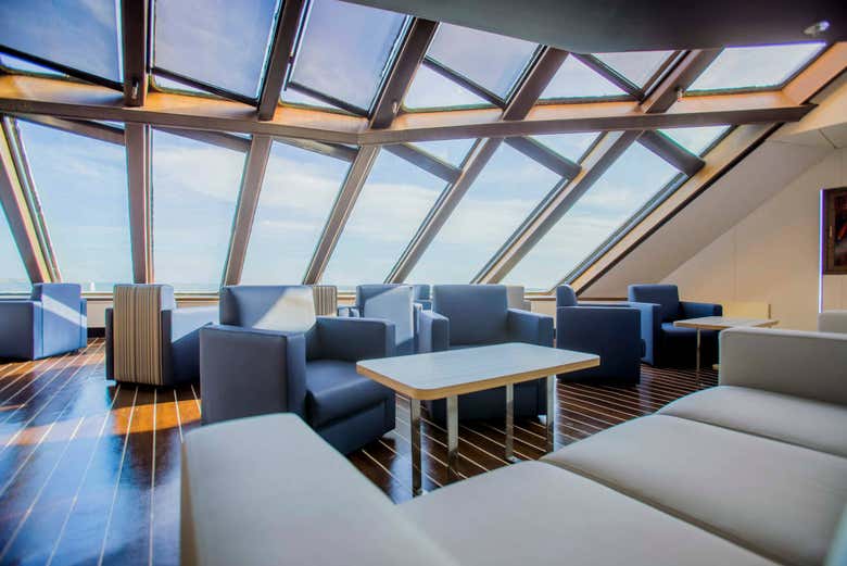 Sillones en el interior del barco