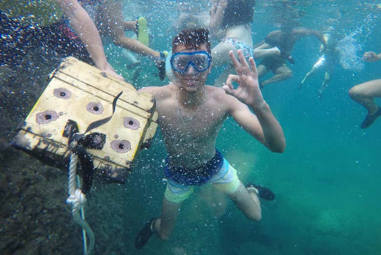 Snorkeling pour trouver le coffre au trésor