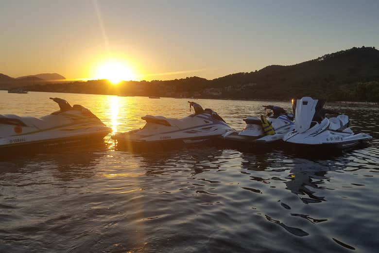 Motos de agua al atardecer