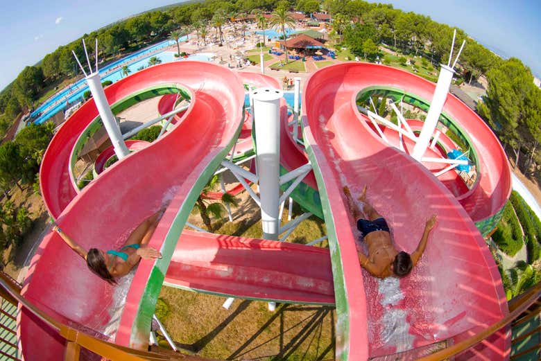 Les toboggans vertigineux d'Aqualand