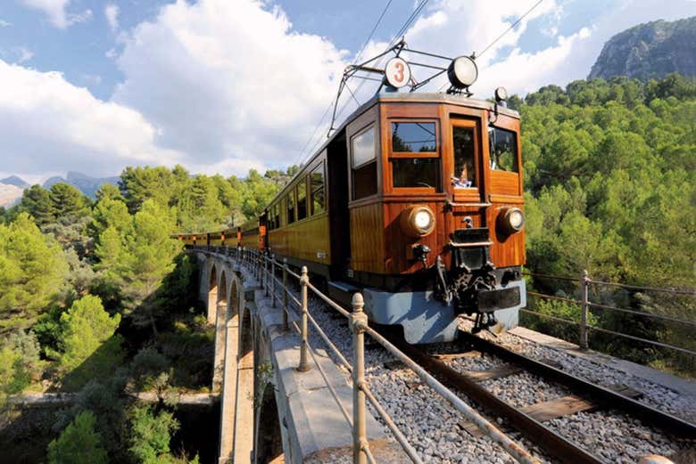 Viajando por la sierra de Tramontana en el tren de Sóller