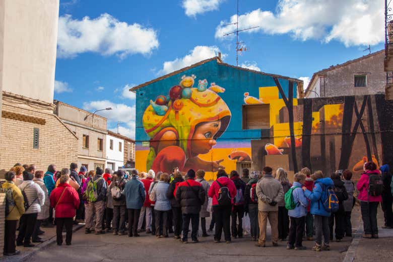 Contemplando uno de los murales más famosos de Alfamén