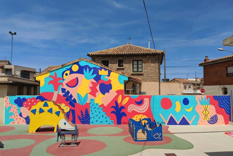 Uno de los murales decora un parque infantil