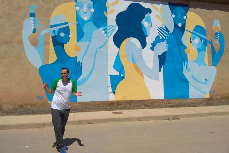 El guía explicando el significado del mural