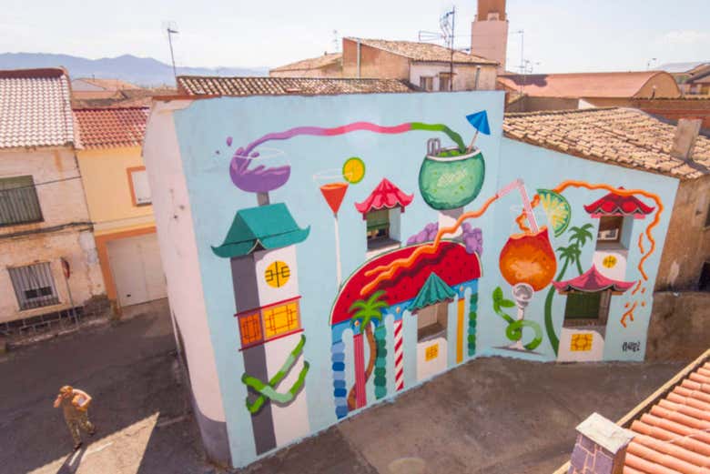 Murale gigante su una delle case di Alfamén