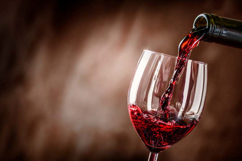 Versez un verre de vin rouge