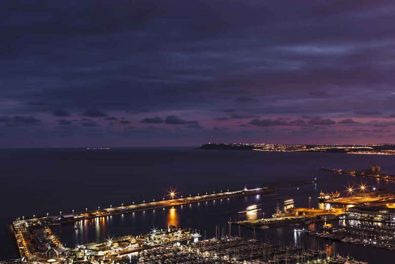 La nuit tombe sur la ville d'Alicante
