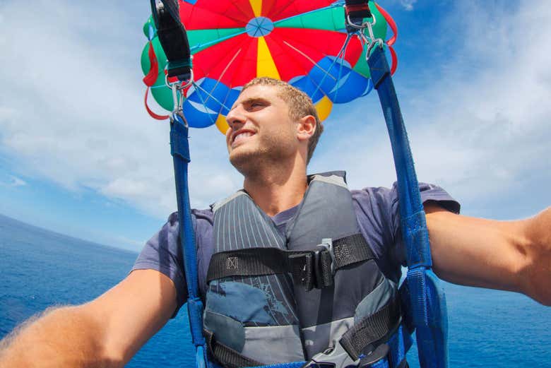 Divertimento durante l'esperienza di parasailing ad Alicante