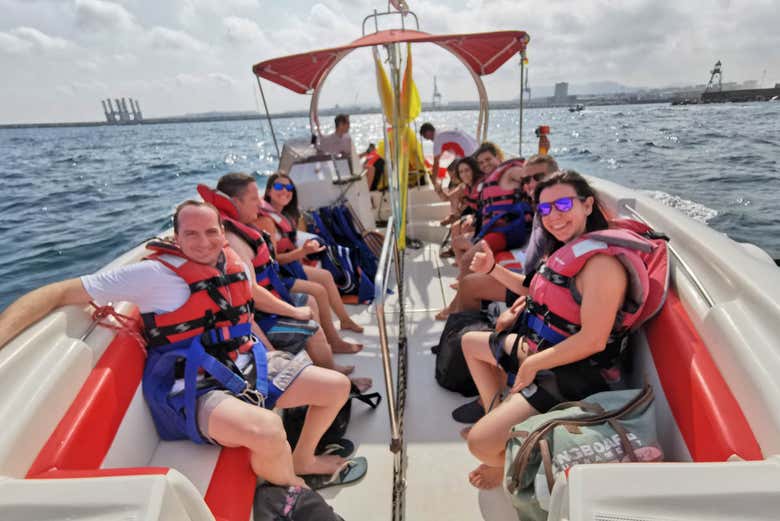 Dans le bateau sur la côte d'Alicante