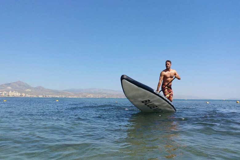 Practicando paddle surf en Playa de San Juan