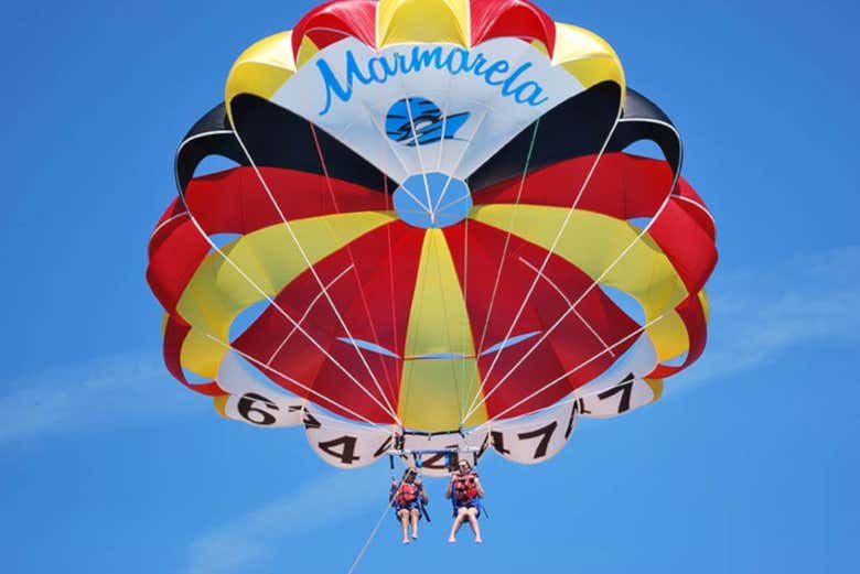 Parasailing na costa mediterrânea