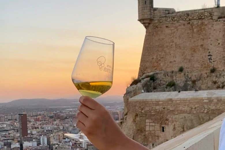 Tomando vino en el castillo de Santa Bárbara