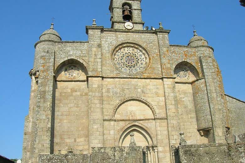 Façade de l'église Santa Mariña