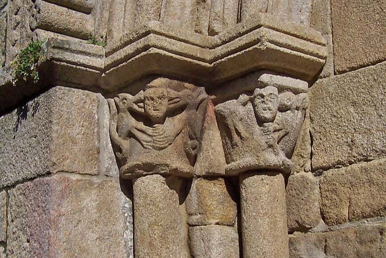 Detalhe da fachada da igreja de Santiago
