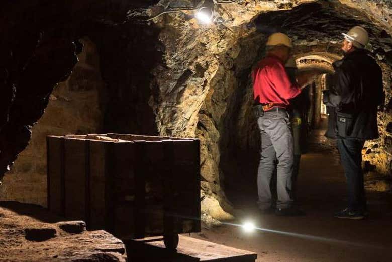 Explorando un túnel de minería