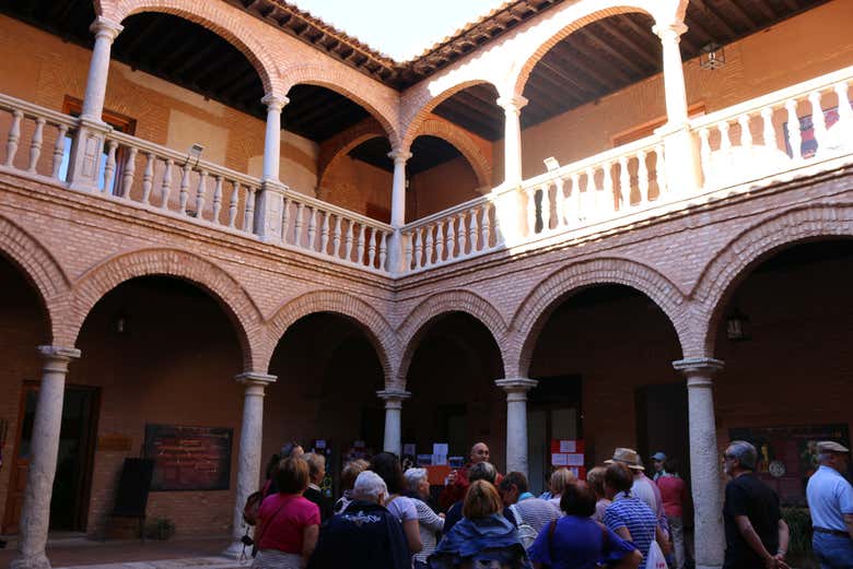 Visitando el claustro de la Casa-Palacio de Juan Jédler