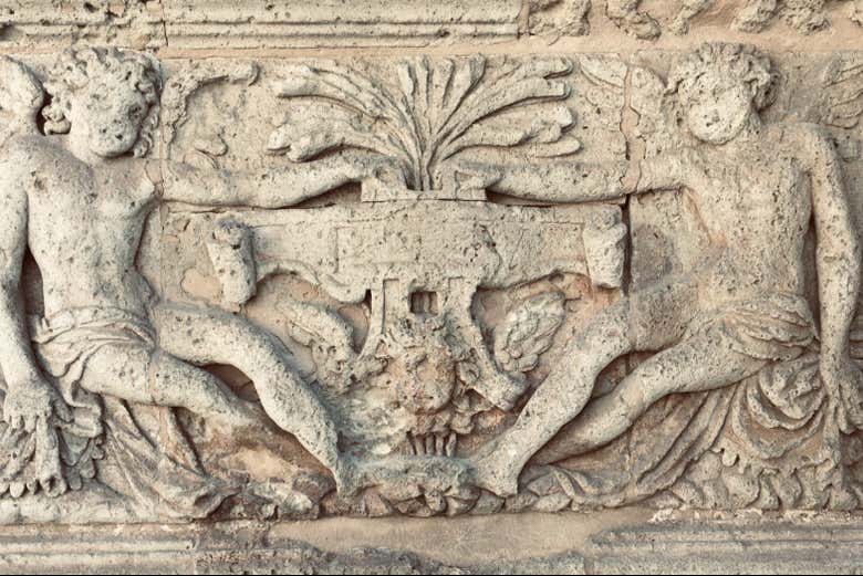 Detalles de la fachada exterior de la Catedral