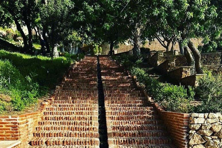 Escaleras en los jardines de la Alcazaba