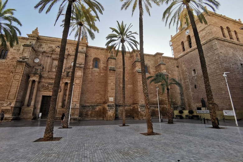 Fachada exterior de la catedral de Almería