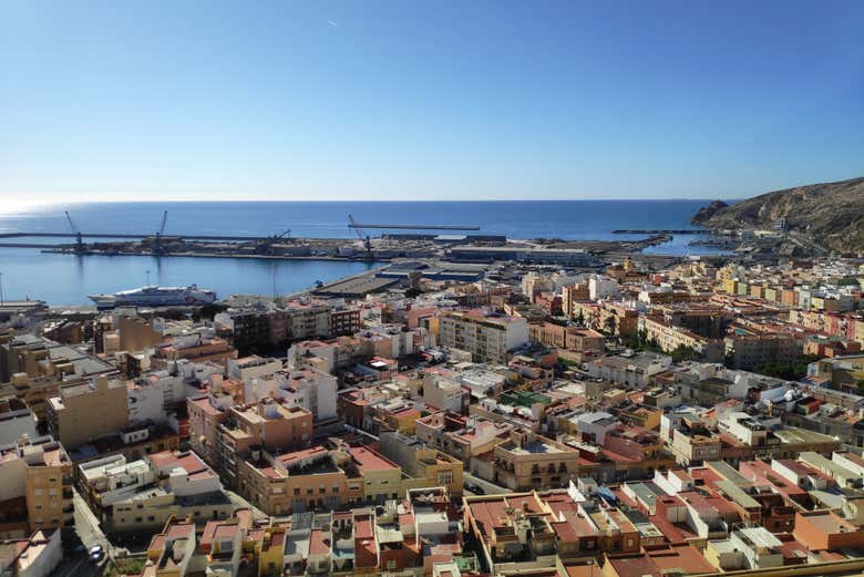 Admirando la costa y el puerto de Almería