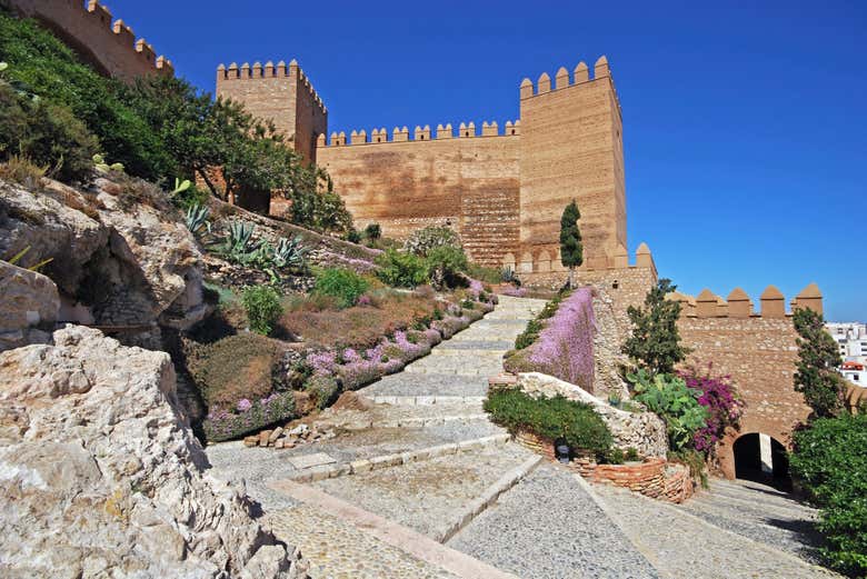 Visitando la Alcazaba durante el free tour