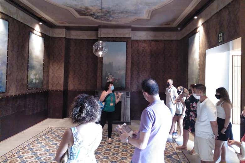 Visitando el interior del Museo Casa de Ayora