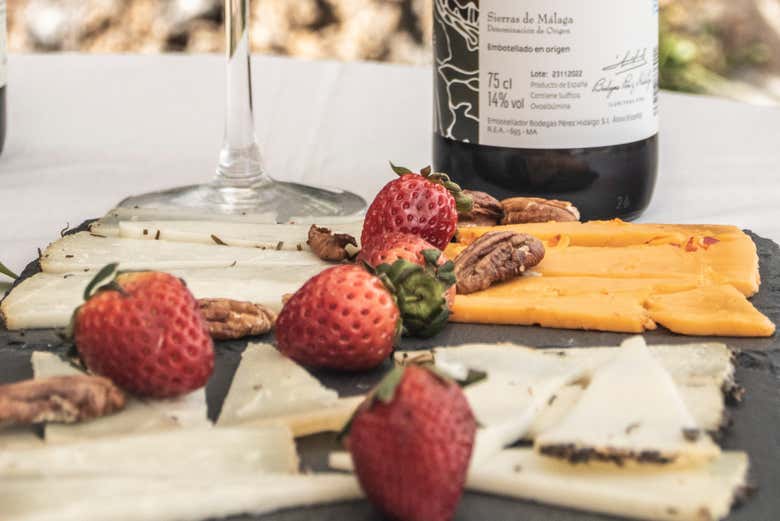 Disfrutando de un poco de queso y vino
