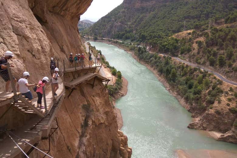 Observando el cauce del Guadalhorce desde el Caminito del Rey