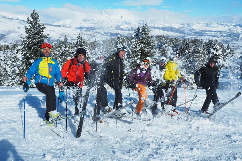 Grupo disfrutando de la nieve en Masella