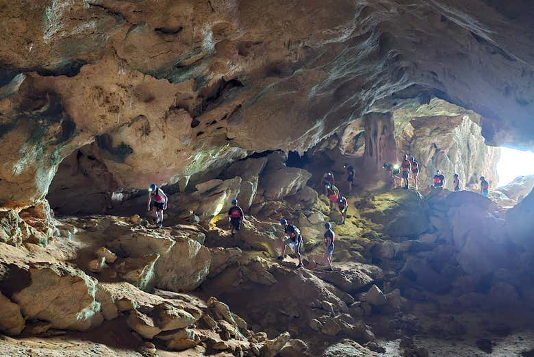 Esplorando la Cueva dels Coloms