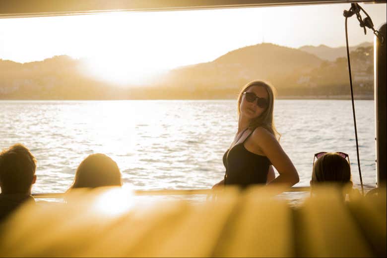 Aproveitando o passeio de barco ao pôr do sol