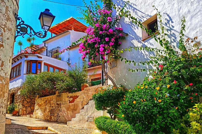 Flores en las calles de Altea