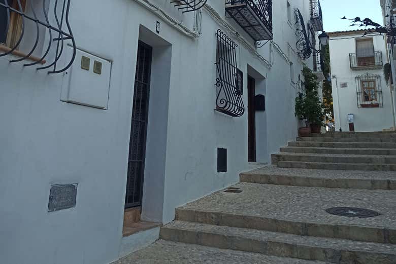 Pasearemos por las calles escalonadas de Altea