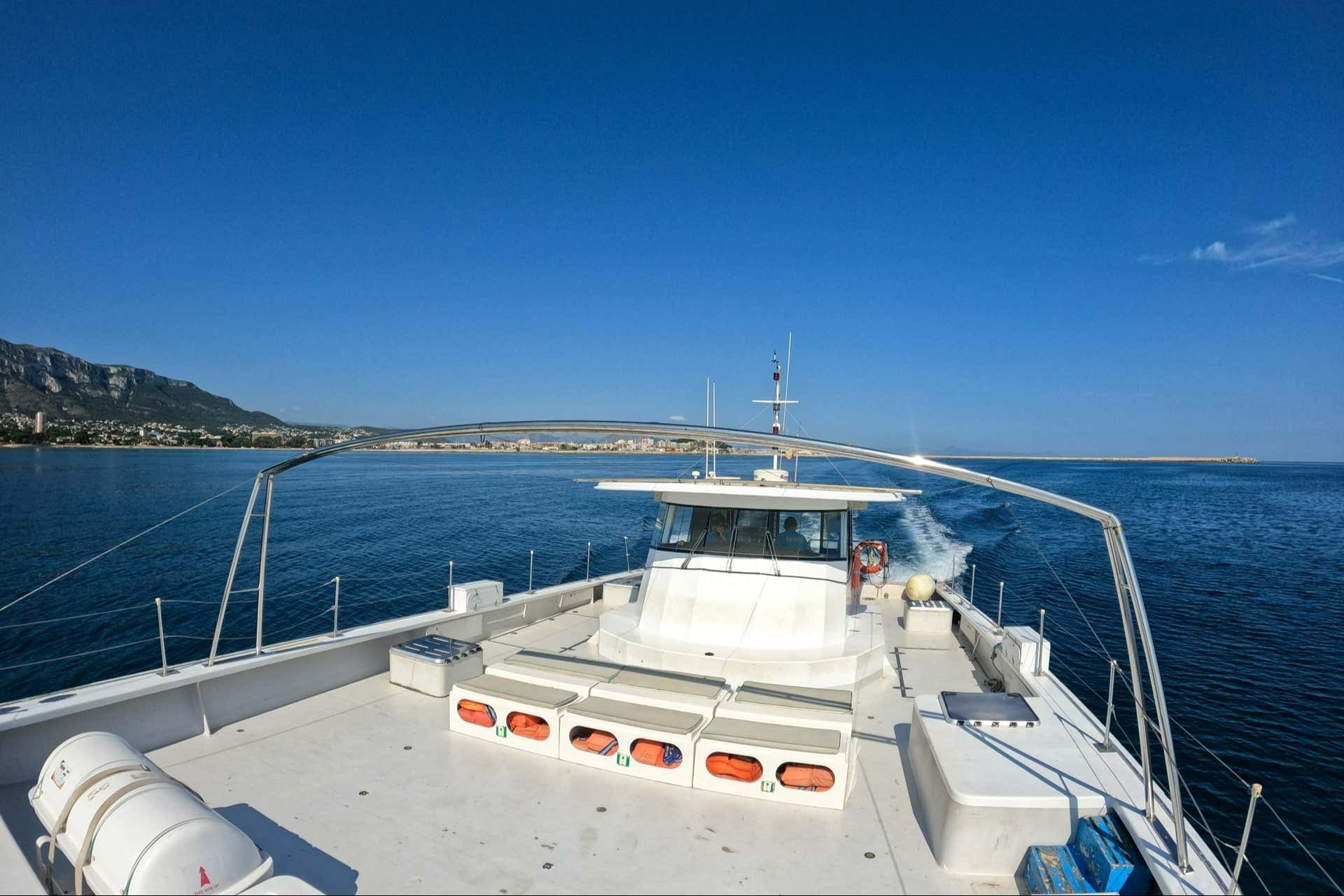 Passeio de catamarã com churrasco