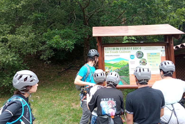 Seguindo as explicações do guia antes da via ferrata