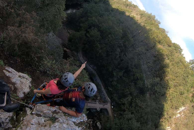 Duas pessoas fazendo a via ferrata