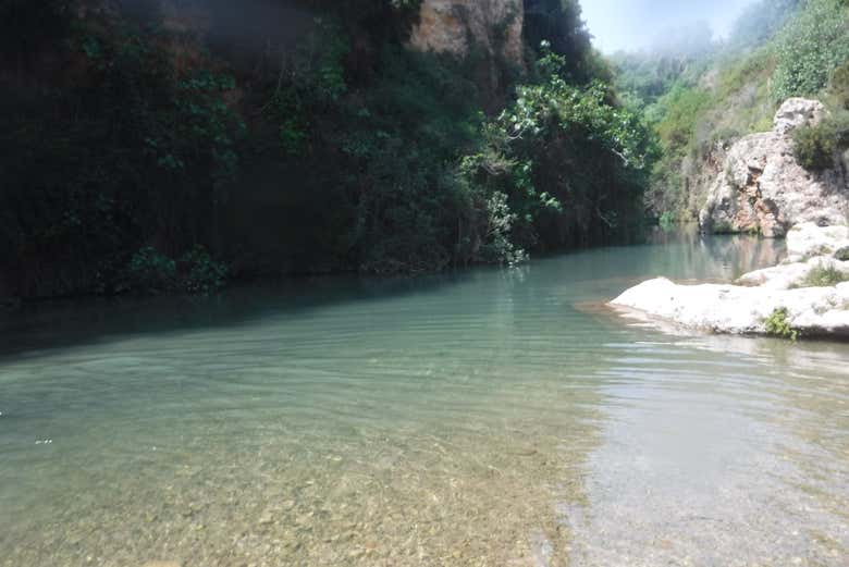 Disfrutando de las aguas cristalinas del Gorgo de la Escalera