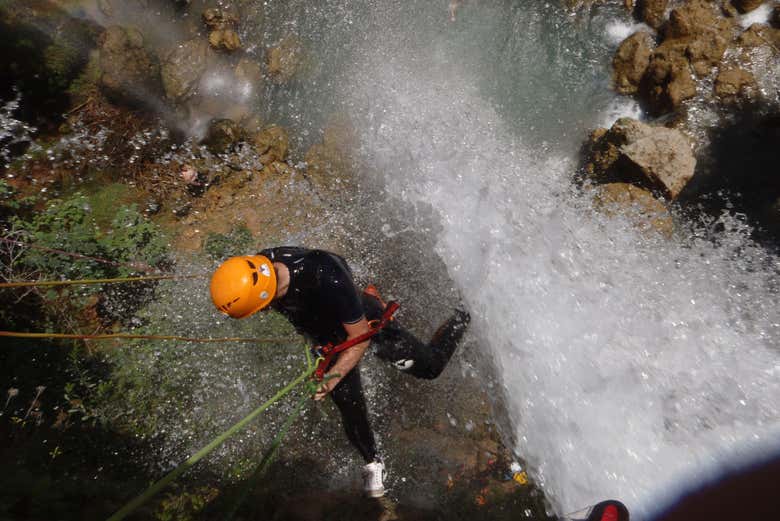 Rapelando por el barranco
