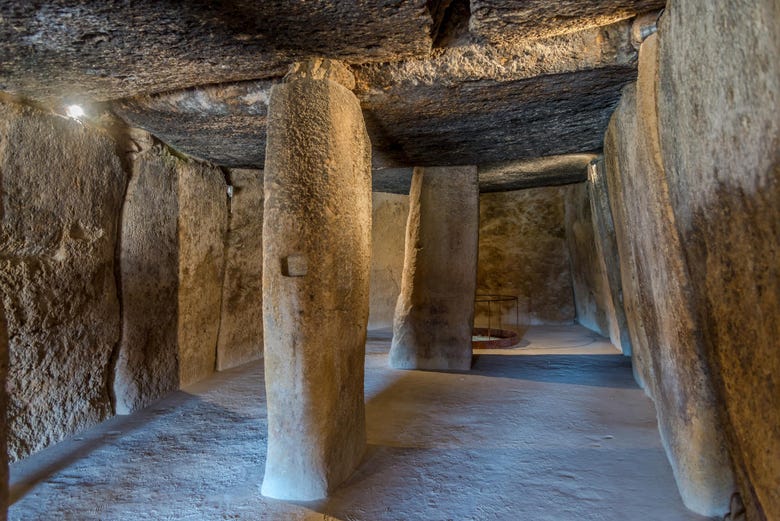 Visitando el interior del dolmen de Menga