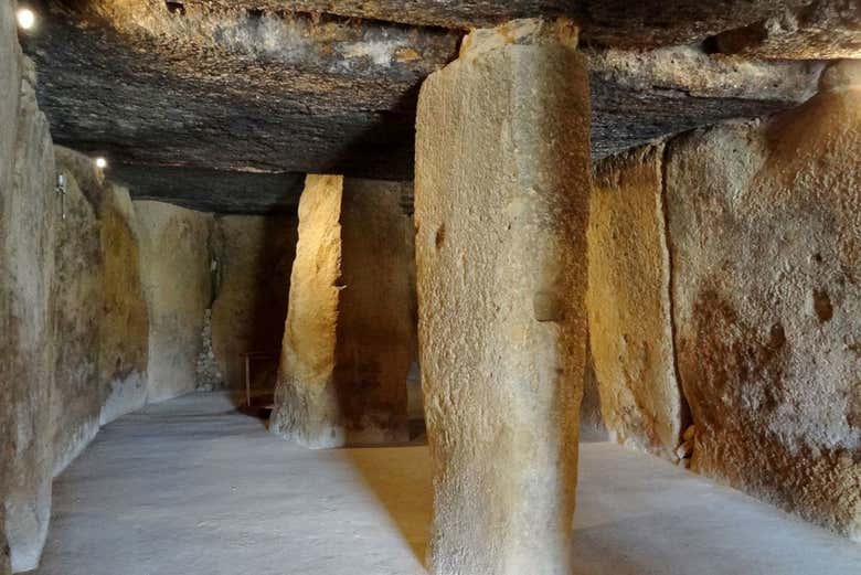 Visite de l'intérieur du dolmen de Menga