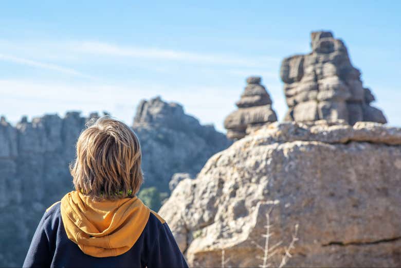 Admirando el panorama rocoso del Torcal de Antequera