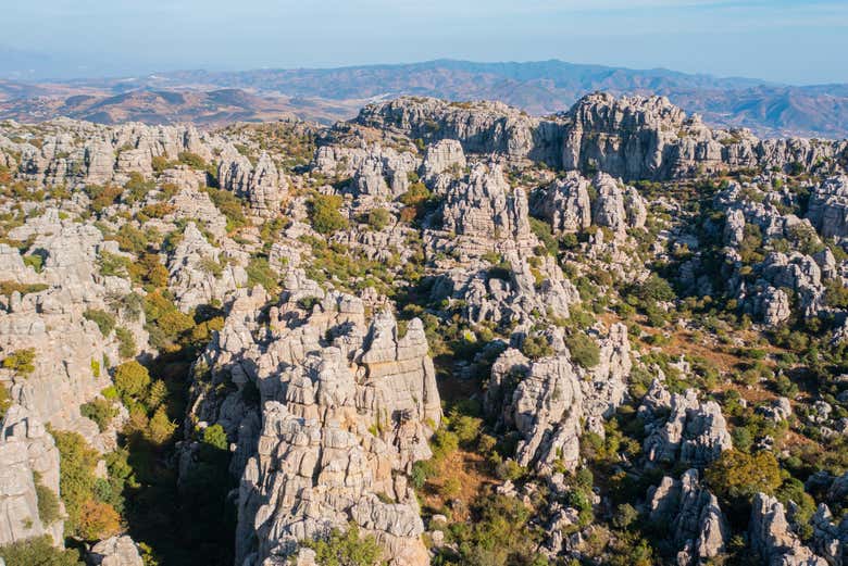 Vista de dron de las formaciones del Torcal de Antequera