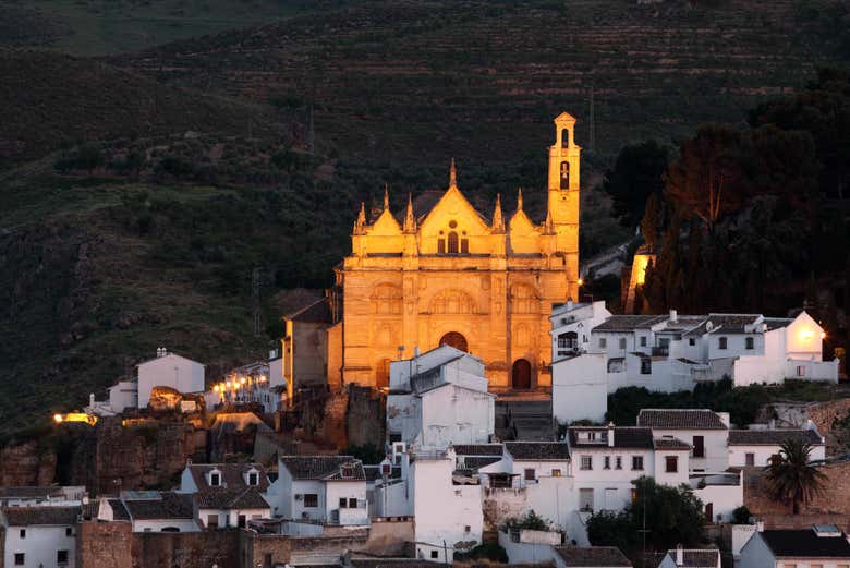Real Colegiata de Santa María la Mayor iluminada