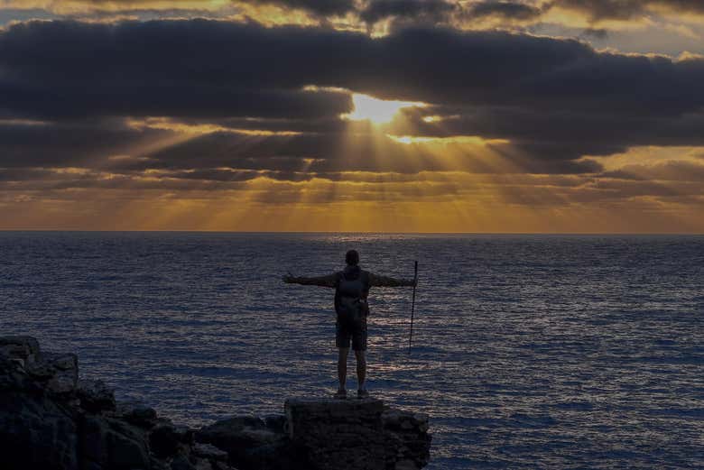 Contemplando el atardecer sobre el Atlántico